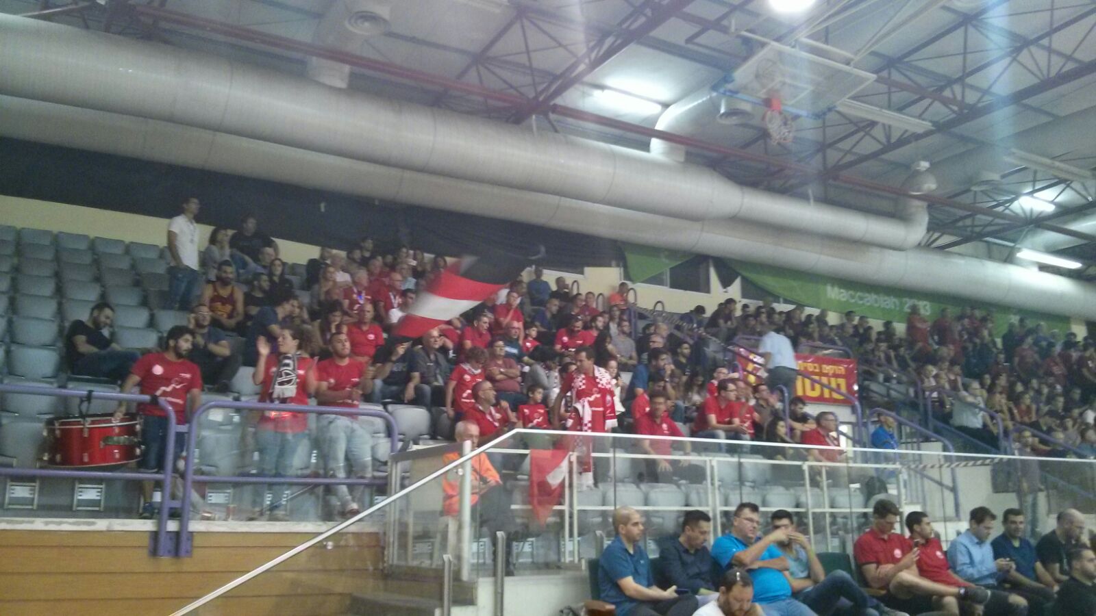 האוהדים של באר שבע הערב בזיסמן. סומכים עליהם שיעשו את העבודה ביום שישי בקונכייה (צילום: חן אזרן, באדיבות מועדון הפועל ב